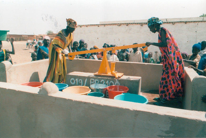 Femmes au puit eau en Mauritanie