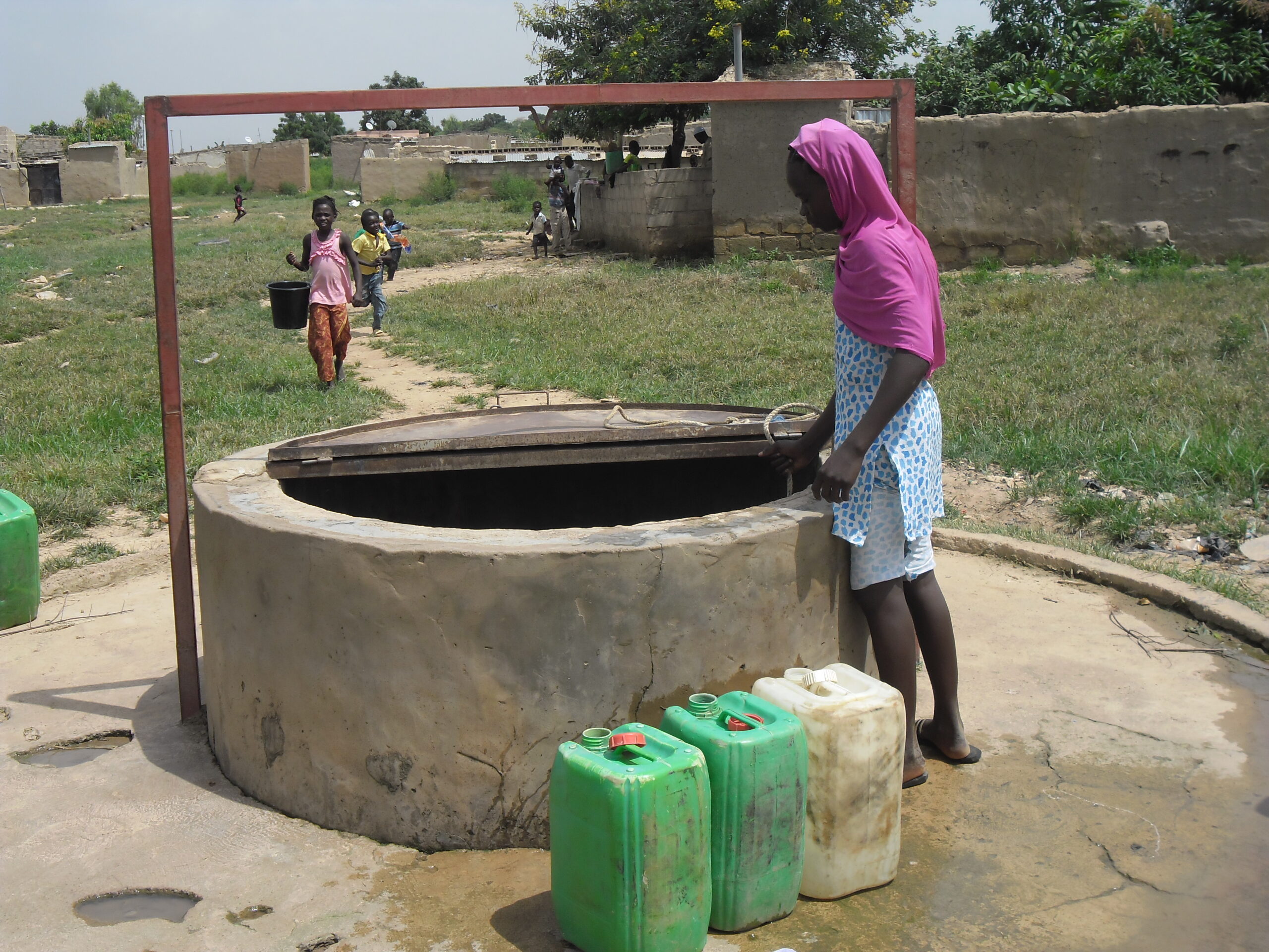 Femme allant chercher l'eau au puit Tchad